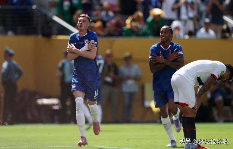 走下神坛！蓝军简单粗暴碾碎巴黎幻梦，简单足球撕碎“无解”神话